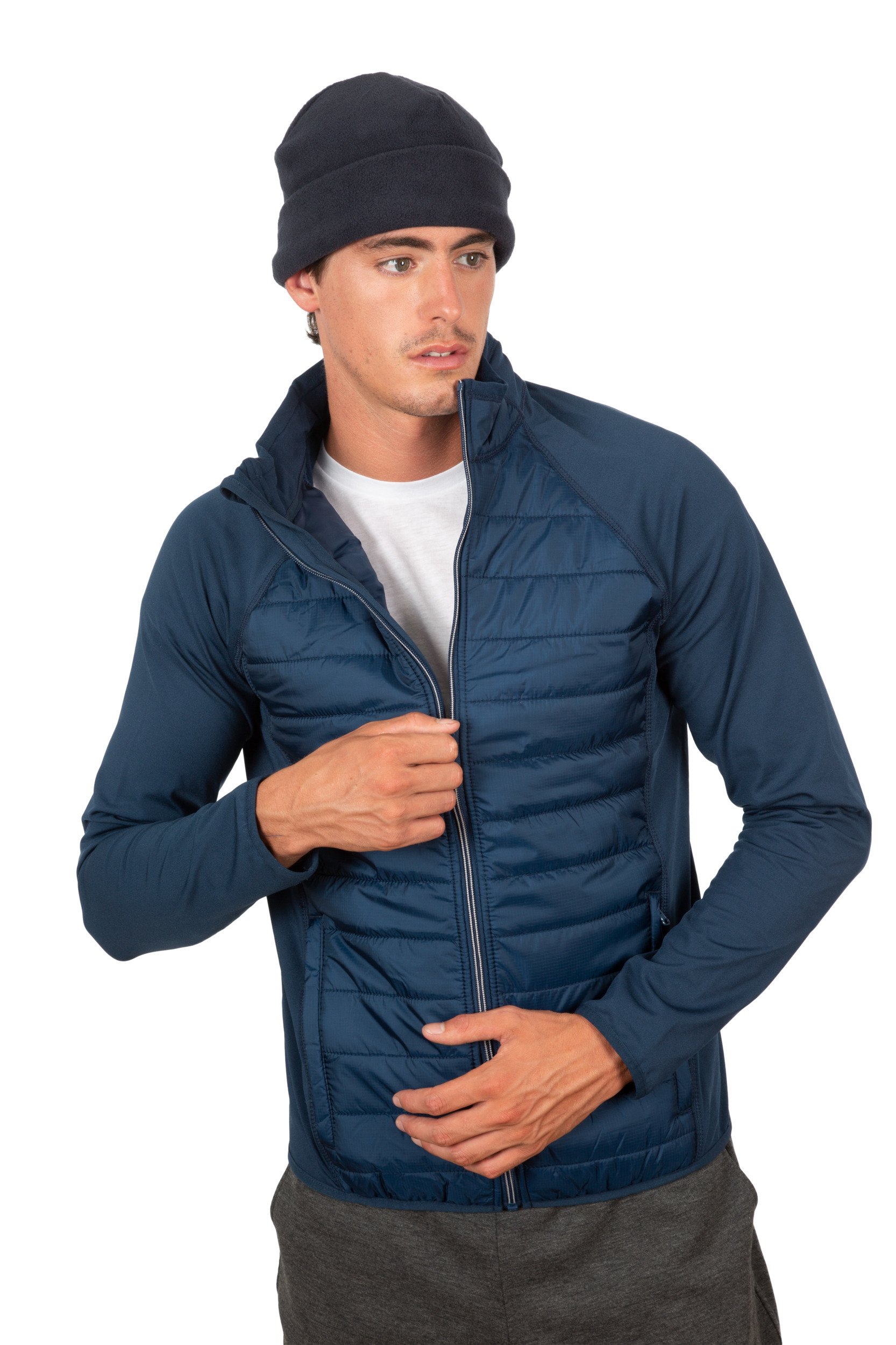 Hombre con gorro y chaqueta acolchada azul cerrando la cremallera