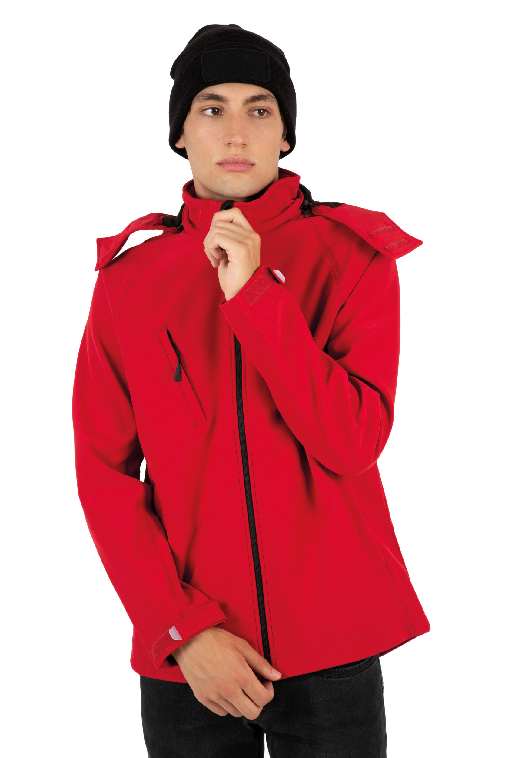 Hombre joven con chaqueta roja y gorro negro ajustándose el cuello