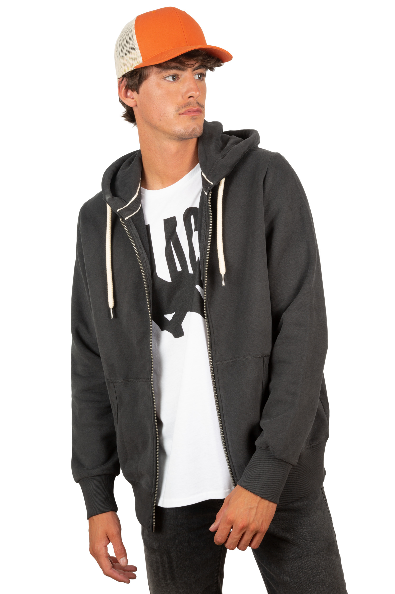 hombre vistiendo sudadera con cremallera negra, camiseta blanca estampada y gorra de rejilla naranja mirando hacia la derecha