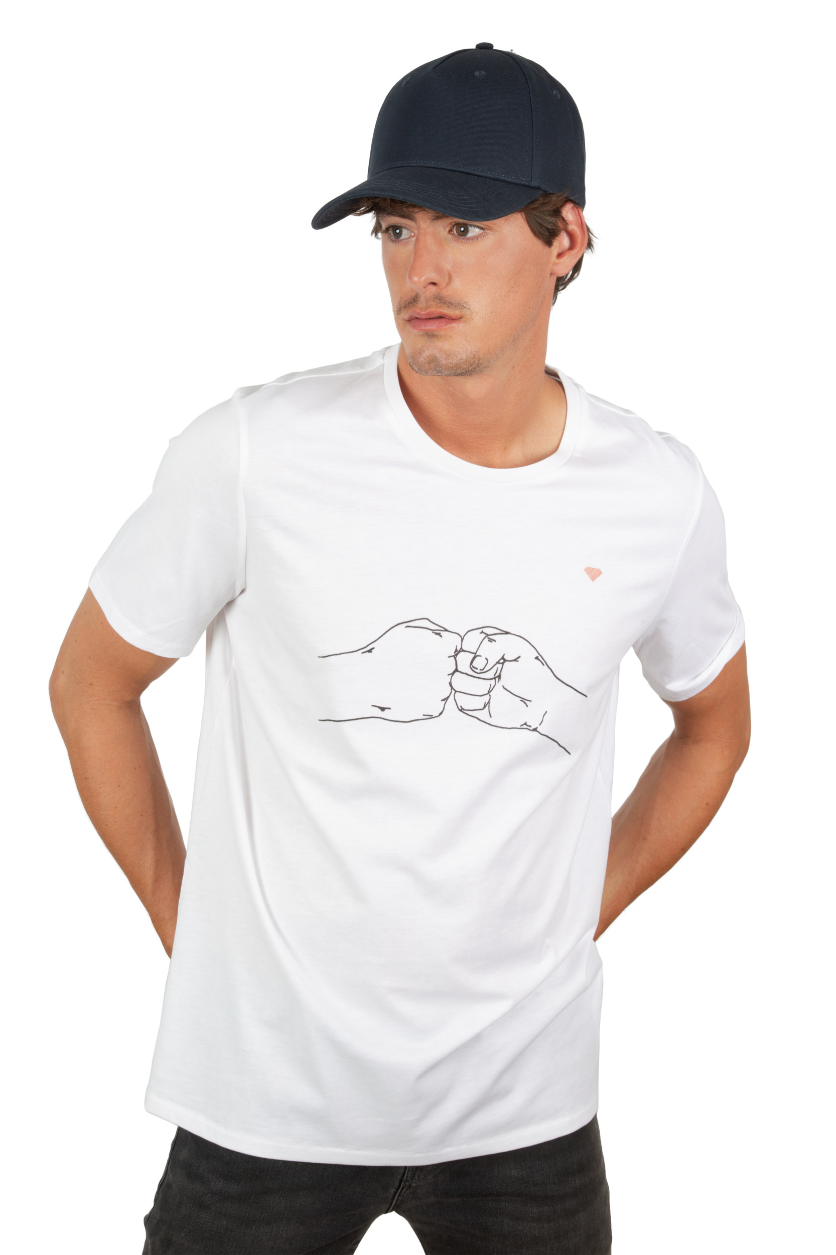 Hombre con gorra negra vistiendo camiseta blanca con dibujo de dos puños chocando