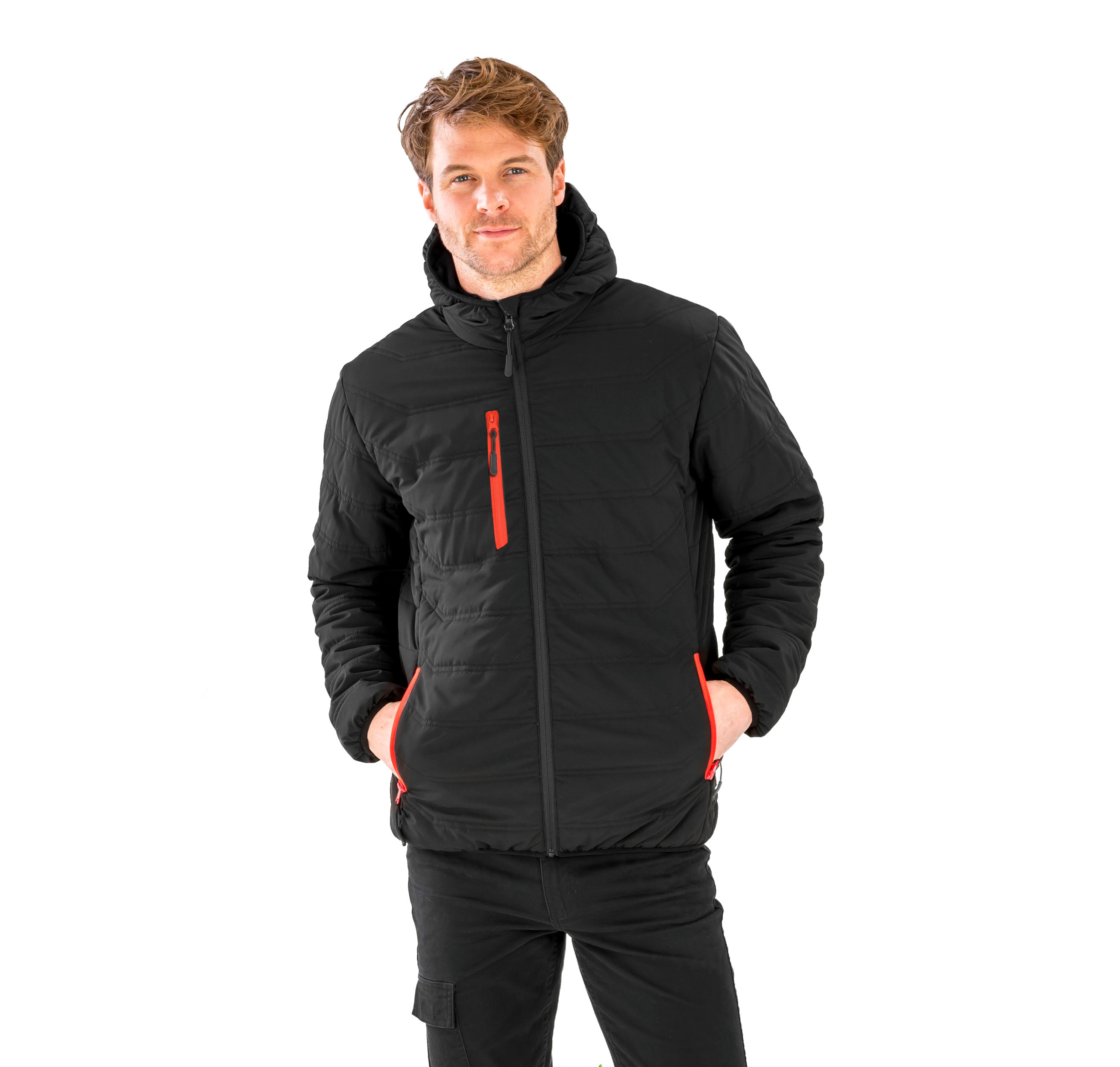 Hombre con chaqueta acolchada negra y cremalleras rojas sobre fondo blanco
