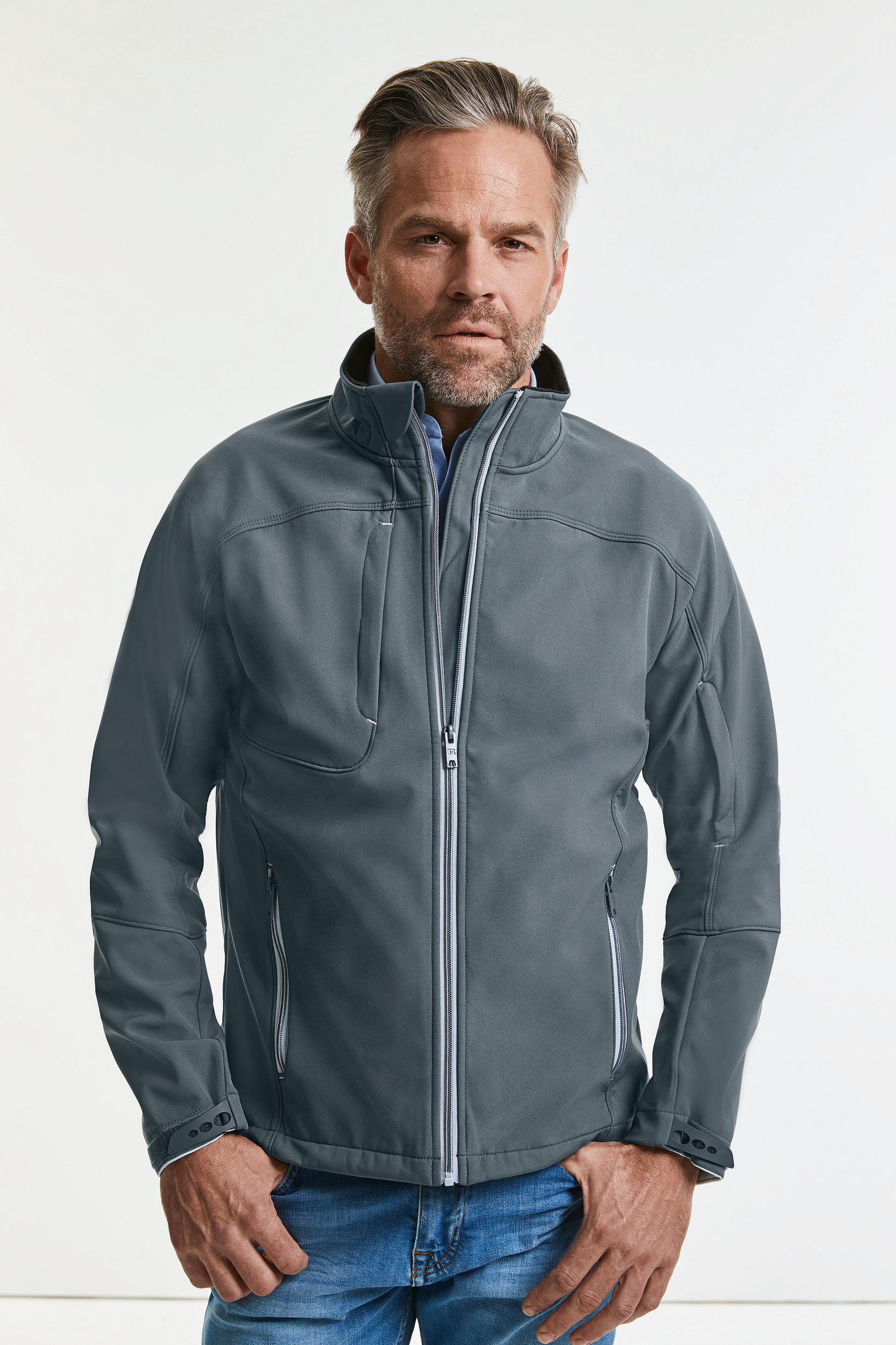 hombre con chaqueta softshell gris de estilo casual en fondo blanco