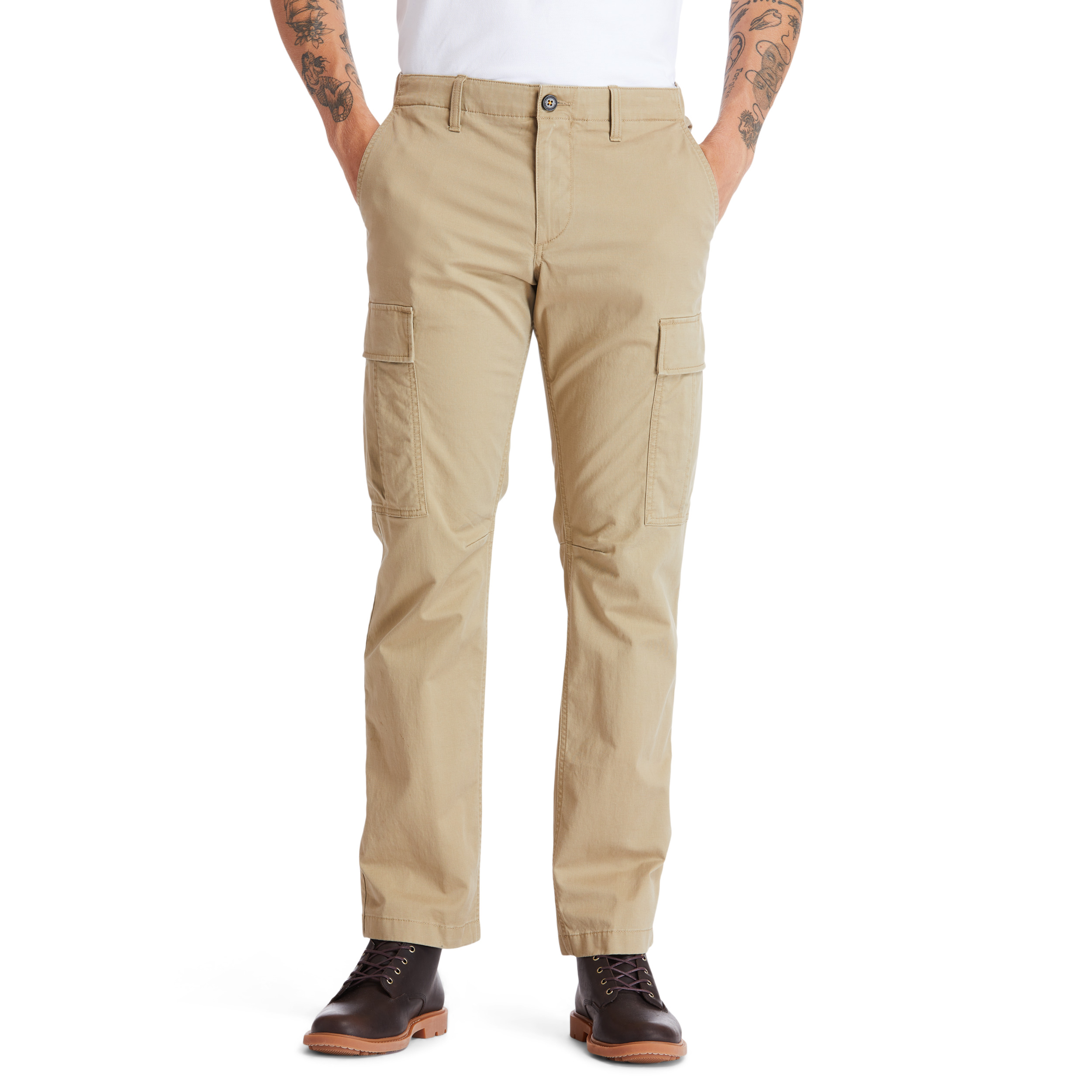 Pantalones cargo beige con bolsillos laterales y botas marrones sobre fondo blanco