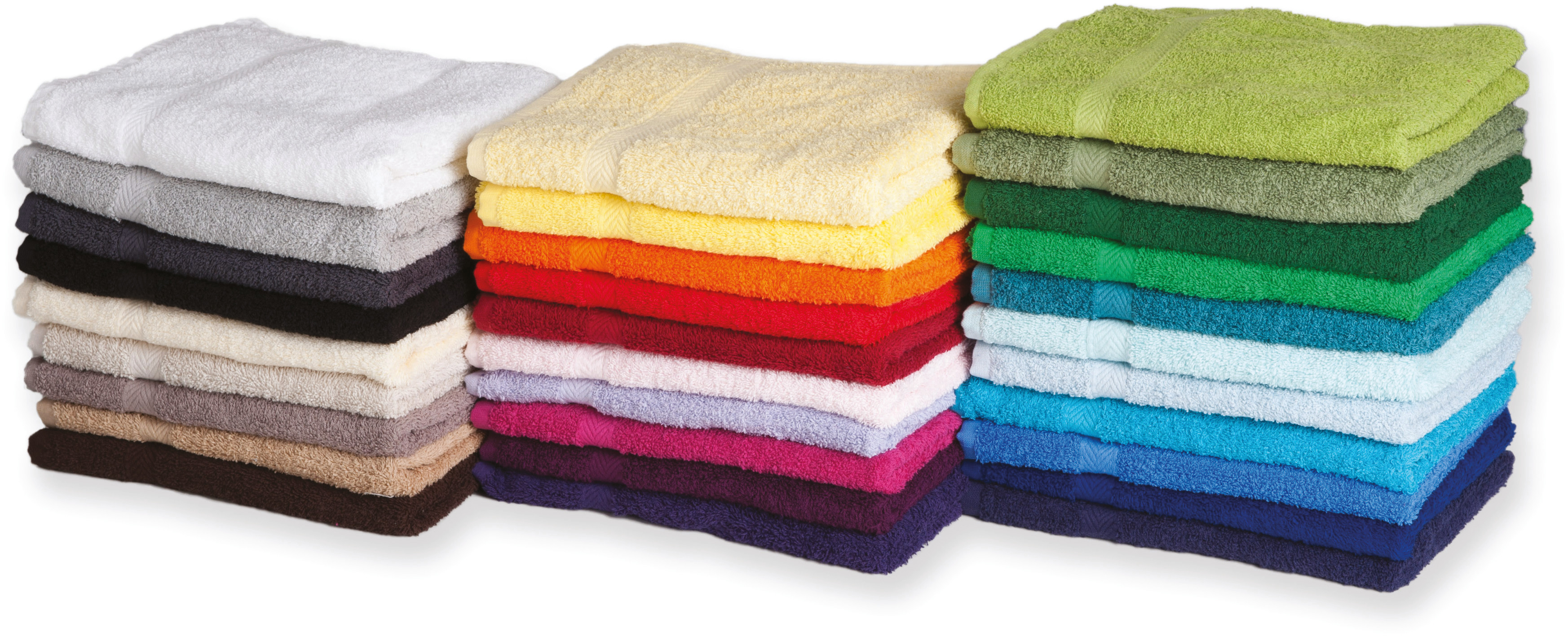 toallas de felpa apiladas en tres columnas con una gama de colores que va de tonos neutros a verdes, rojos y azules