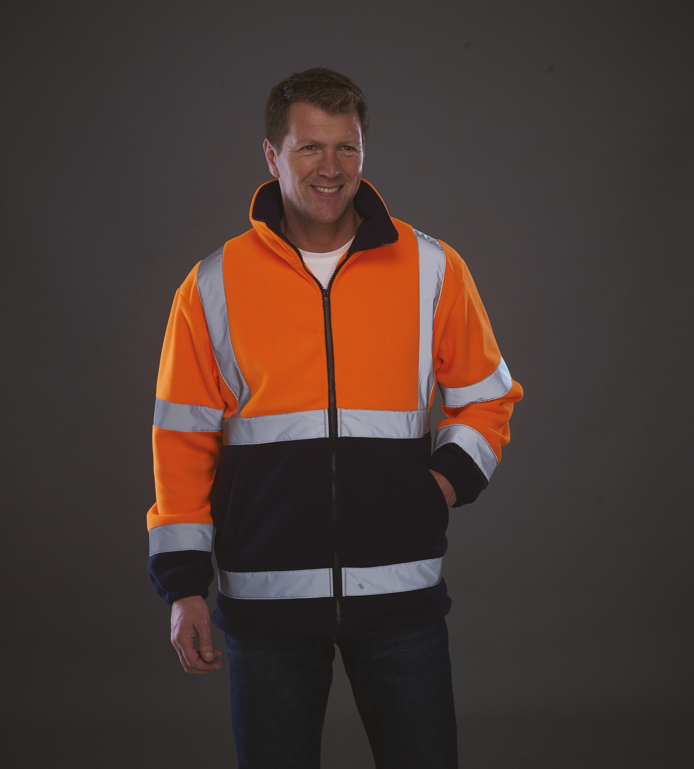 Hombre con chaqueta polar de alta visibilidad naranja y azul con franjas reflectantes.