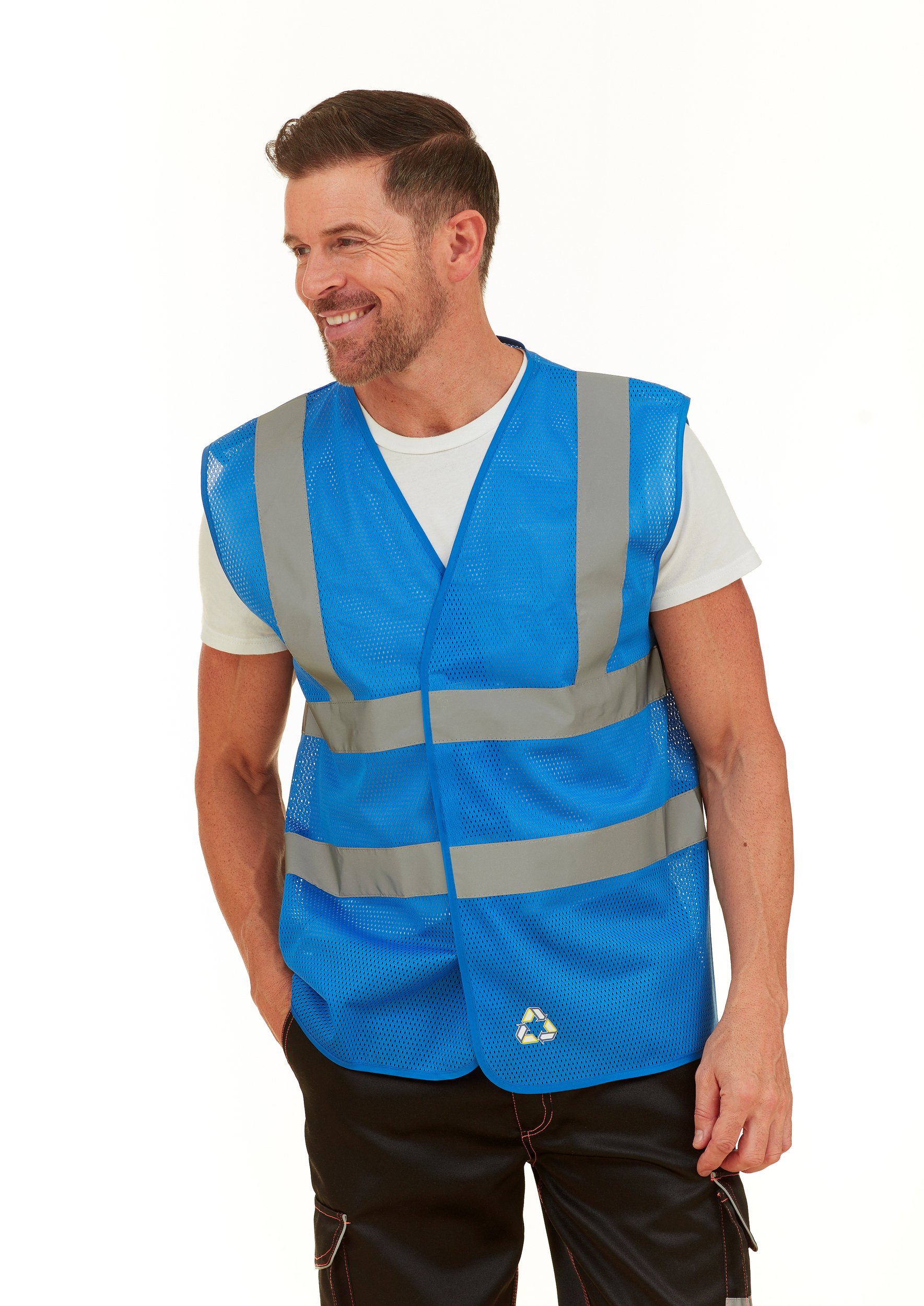 Hombre sonriente con chaleco de seguridad azul reflectante sobre camiseta blanca