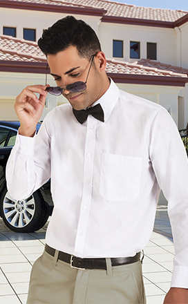 hombre con camisa blanca y pajarita ajustándose las gafas de sol frente a una casa y un coche elegante