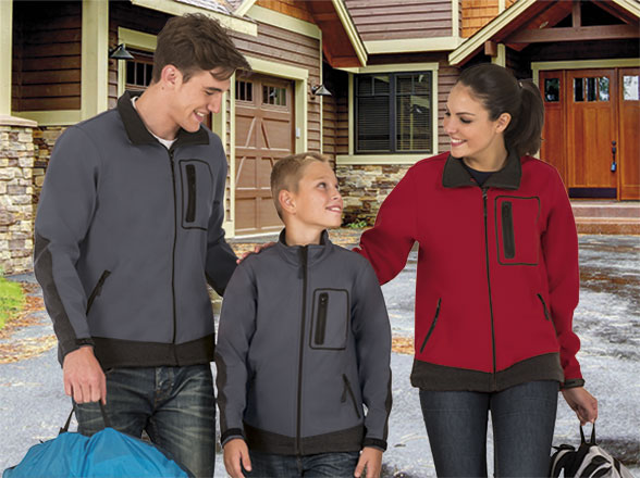 familia sonriente con chaquetas informales frente a una casa con maletas Mukama