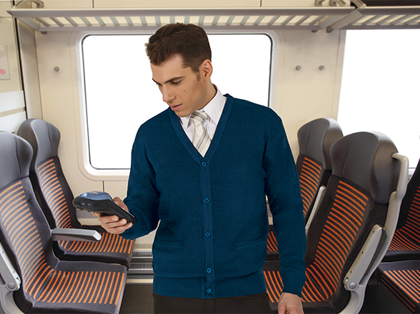 hombre de pie en el pasillo de un tren mirando un lector de billetes electrónico