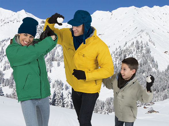 Familia jugando con bolas de nieve en un paisaje montañoso nevado