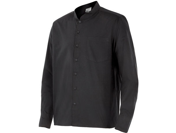 Camisa negra de manga larga con cuello mao y bolsillo en el pecho.