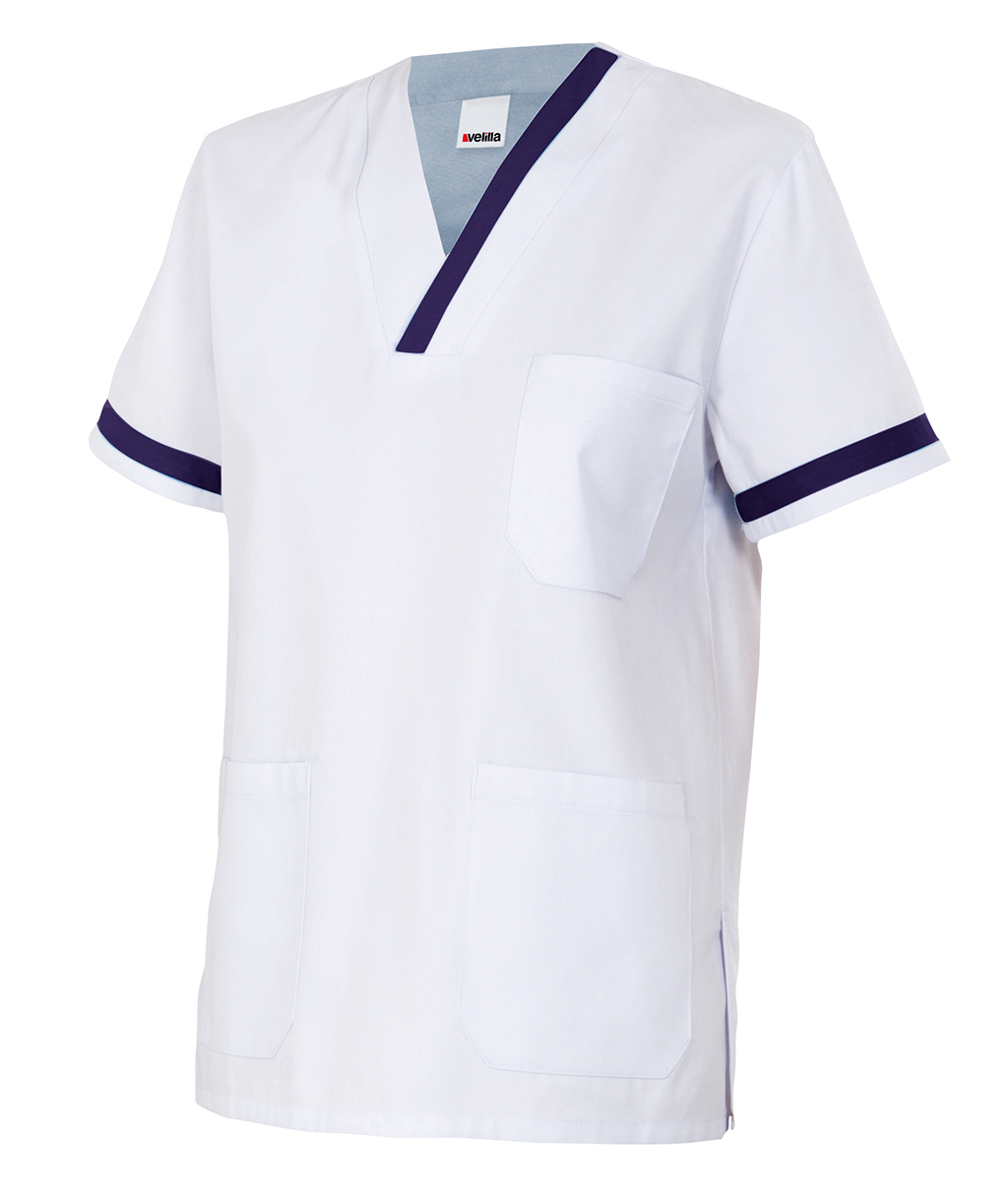 Camiseta sanitaria blanca con ribete azul marino en el cuello y las mangas y tres bolsillos delanteros.