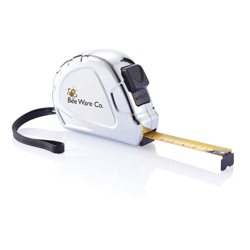 Flexómetro retráctil blanco de la marca Bee Ware Co con cinta métrica amarilla extendida.