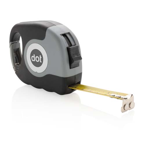 Cinta métrica retráctil con carcasa negra y gris y cinta metálica amarilla extendida ligeramente.