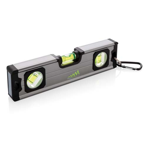 Nivel de burbuja metálico compacto con tres viales y mosquetón negro.