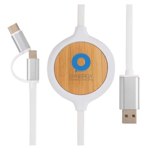 Cable USB retráctil blanco con centro de madera y conectores Micro USB y Lightning con el logotipo Synergy.
