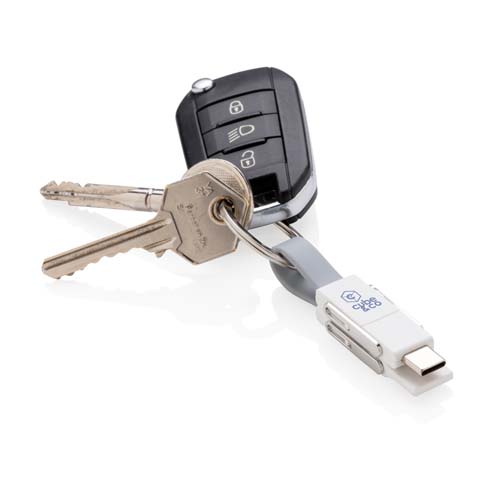 Llave de coche, dos llaves metálicas y un adaptador USB-C unidos en un mismo llavero