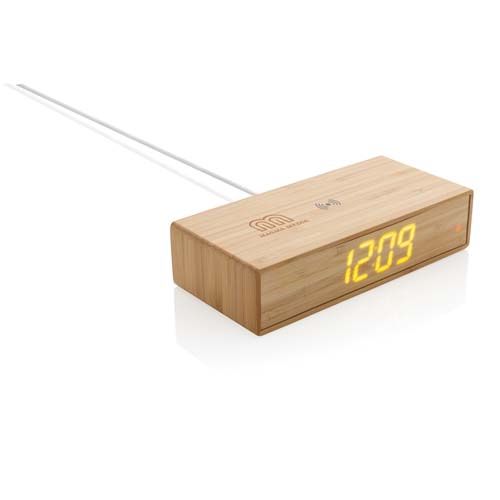 Reloj despertador de madera con pantalla LED amarilla y cargador inalámbrico integrado.
