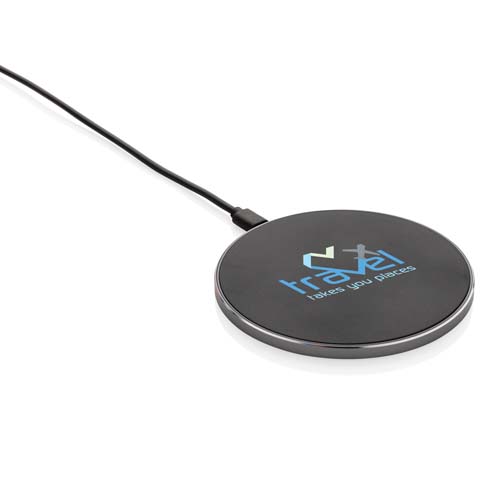 base de carga inalámbrica circular negra con cable USB y logotipo Travel takes you places