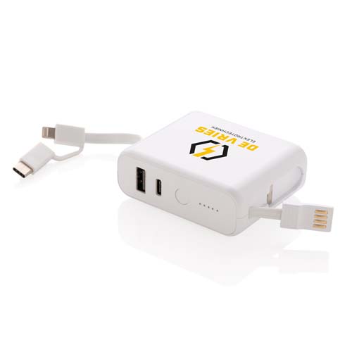 Power bank compacto blanco con puertos USB y cable integrado para cargar dispositivos móviles.