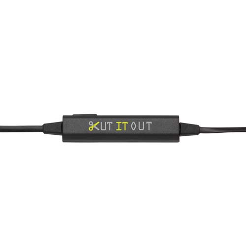 control de cable con carcasa negra e interruptor rectangular con el texto CUT IT OUT en amarillo y blanco