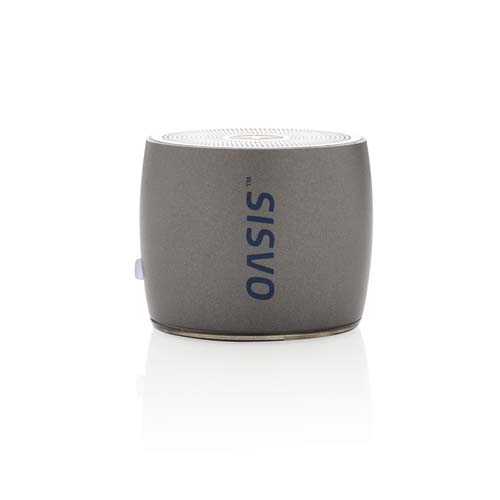 altavoz portátil cilíndrico gris con rejilla superior sobre fondo blanco