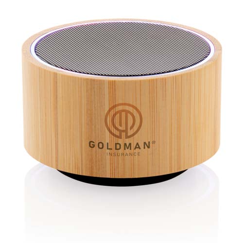 Altavoz portátil cilíndrico de bambú con rejilla metálica y logotipo de Goldman Insurance.
