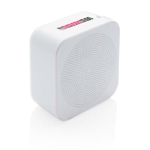 Altavoz Bluetooth portátil blanco con diseño cúbico y rejilla frontal perforada