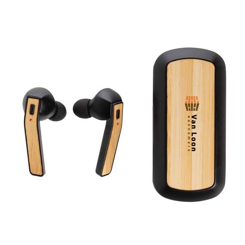 Auriculares inalámbricos con detalles de madera y estuche de carga con superficie de bambú.