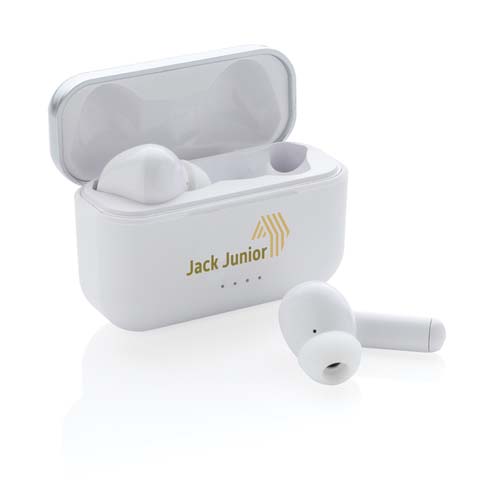 Estuche abierto de auriculares inalámbricos blancos con un auricular fuera y la marca Jack Junior.