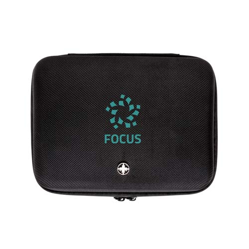 funda rígida negra con bolsillo con cremallera y logo FOCUS en turquesa