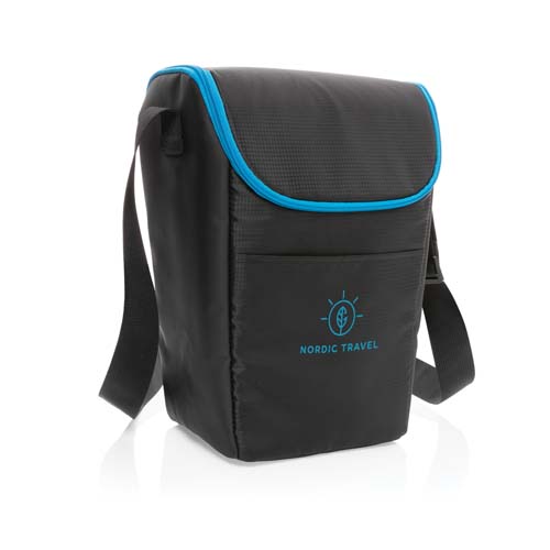 Bolsa térmica negra con ribete azul y asa ajustable, con logo Nordic Travel delantero.