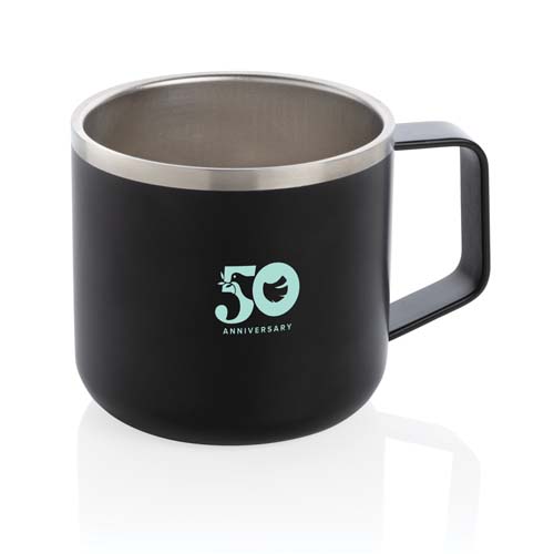 Taza metálica negra con interior plateado y logotipo del 50 aniversario