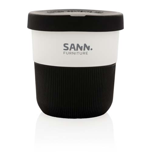 vaso reutilizable bicolor con base negra, cuerpo blanco y tapa negra con el logo SANN Furniture