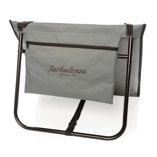 Organizador plegable de tela gris con estructura metálica y bolsillo con cremallera Turbulenza Magazine