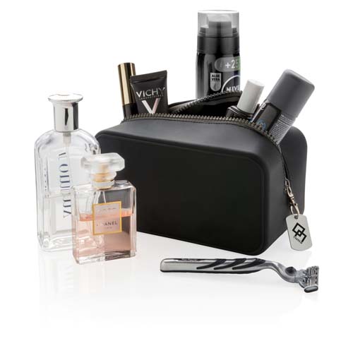 Neceser negro con perfumes de Chanel y Dior, desodorantes y maquinilla de afeitar.