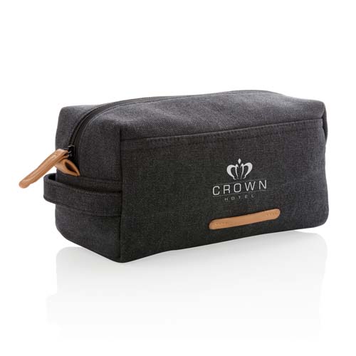 neceser rectangular de tela negra con cremallera y logotipo de Crown Hotel
