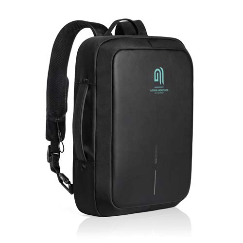 Mochila urbana rectangular negra con logo turquesa y correas acolchadas