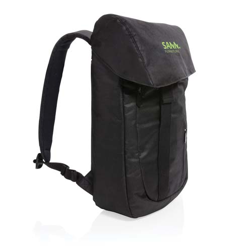 Mochila negra con solapa superior y logo verde de la marca SAMM