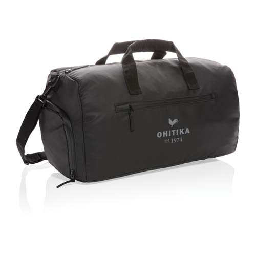bolsa de deporte negra con asas, correa ajustable, bolsillo frontal con cremallera y logotipo Ohitika