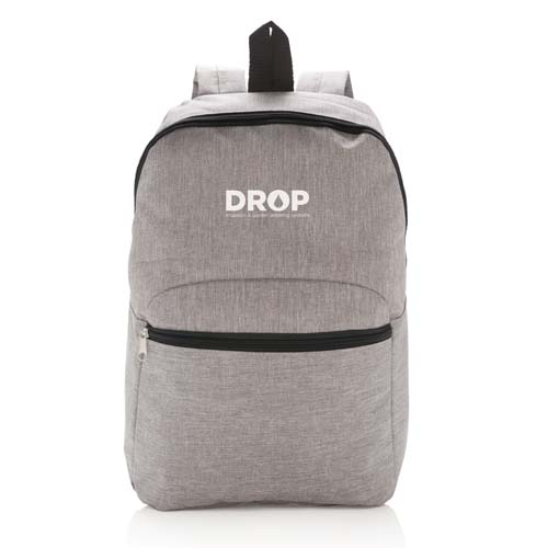 Mochila gris con logotipo DROP y bolsillo frontal.