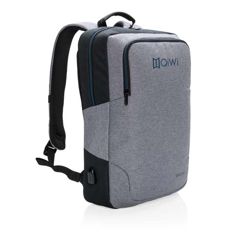 mochila urbana gris con logo Qiwi y puerto de carga USB integrado