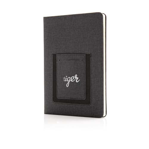 Cuaderno gris oscuro con funda de tela y bolsillo frontal estampado con la palabra tiger