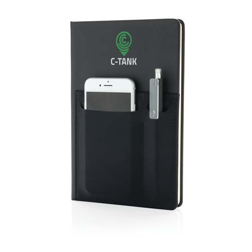 Libreta negra C-Tank con bolsillo frontal que sostiene un smartphone y un pendrive.