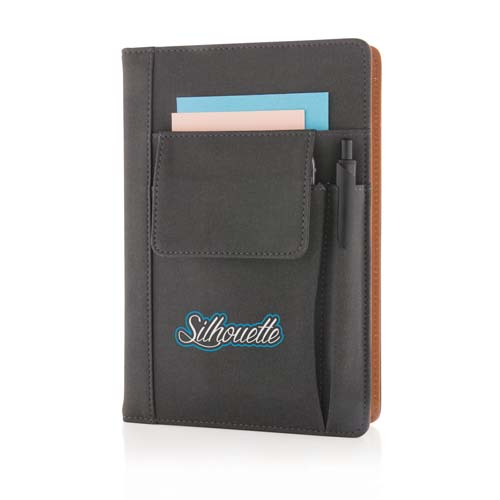 Cuaderno negro con bolsillo frontal que contiene tarjetas de colores, dos bolígrafos y logotipo Silhouette al frente.