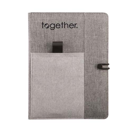 Cuaderno con funda de tela gris, bolsillo delantero con bolígrafo y texto together. en la portada
