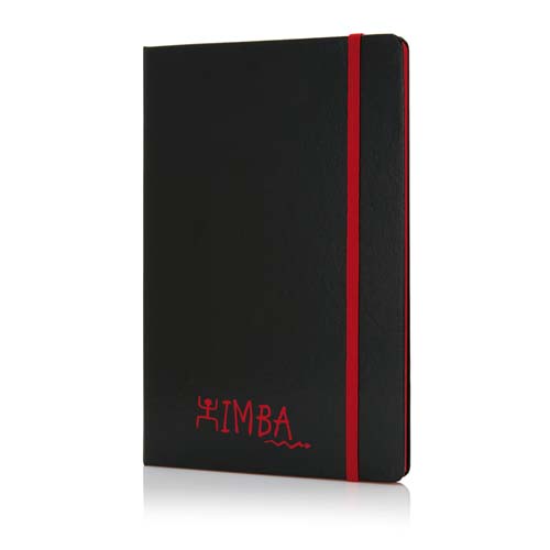 Cuaderno negro con cierre elástico rojo y logo «Himba» en la portada