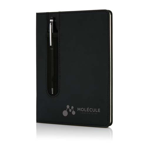 Cuaderno negro con logo Molecule Energy Club y bolígrafo sujeto en una funda lateral con cremallera.
