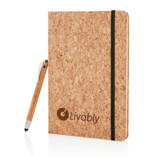 Cuaderno de tapa de corcho con logo Livably, cierre elástico negro y bolígrafo de madera.