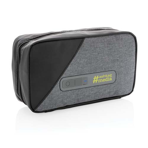 bolsa de viaje gris y negra con puerto USB y logotipo #hashtagmedia